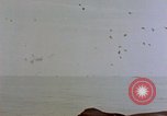 Image séquelles de kamikaze attaque sur USS Enterprise Océan Pacifique, 1945, de la seconde 34 séquences d'archives historiques vidéo 65675050831