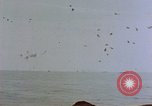 Image séquelles de kamikaze attaque sur USS Enterprise Océan Pacifique, 1945, de la seconde 37 séquences d'archives historiques vidéo 65675050831