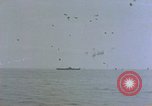 Image séquelles de kamikaze attaque sur USS Enterprise Océan Pacifique, 1945, de la seconde 41 séquences d'archives historiques vidéo 65675050831