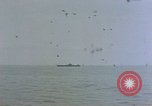 Image séquelles de kamikaze attaque sur USS Enterprise Océan Pacifique, 1945, de la seconde 43 séquences d'archives historiques vidéo 65675050831