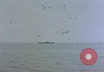 Image séquelles de kamikaze attaque sur USS Enterprise Océan Pacifique, 1945, de la seconde 44 séquences d'archives historiques vidéo 65675050831