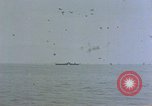 Image séquelles de kamikaze attaque sur USS Enterprise Océan Pacifique, 1945, de la seconde 45 séquences d'archives historiques vidéo 65675050831