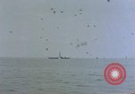Image séquelles de kamikaze attaque sur USS Enterprise Océan Pacifique, 1945, de la seconde 46 séquences d'archives historiques vidéo 65675050831