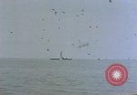 Image séquelles de kamikaze attaque sur USS Enterprise Océan Pacifique, 1945, de la seconde 47 séquences d'archives historiques vidéo 65675050831