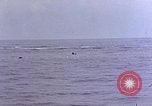 Standbild Überlebenden Pazifik, 1945, aus Sekunde 8 historischem Filmmaterial Videoclip 65675050858