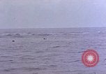 Standbild Überlebenden Pazifik, 1945, aus Sekunde 11 historischem Filmmaterial Videoclip 65675050858