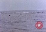 Standbild Überlebenden Pazifik, 1945, aus Sekunde 13 historischem Filmmaterial Videoclip 65675050858