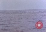Standbild Überlebenden Pazifik, 1945, aus Sekunde 14 historischem Filmmaterial Videoclip 65675050858