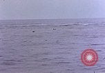 Standbild Überlebenden Pazifik, 1945, aus Sekunde 16 historischem Filmmaterial Videoclip 65675050858