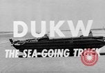 Image DUKWs United States USA, 1943, de la seconde 16 séquences d'archives historiques vidéo 65675050919