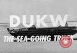 Image DUKWs United States USA, 1943, de la seconde 18 séquences d'archives historiques vidéo 65675050919