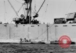 Immagine di DUKWs Guadalcanal nelle Isole Salomone, 1943, secondo 25 filmato di repertorio 65675050925
