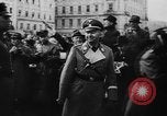 Standbild Hitler in Linz während der deutschen Anschluss Linz Österreich, 1938, aus Sekunde 14 historischem Filmmaterial Videoclip 65675050934