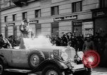 Standbild Hitler in Linz während der deutschen Anschluss Linz Österreich, 1938, aus Sekunde 25 historischem Filmmaterial Videoclip 65675050934