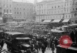 Standbild Hitler in Linz während der deutschen Anschluss Linz Österreich, 1938, aus Sekunde 30 historischem Filmmaterial Videoclip 65675050934