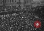 Standbild Hitler in Linz während der deutschen Anschluss Linz Österreich, 1938, aus Sekunde 36 historischem Filmmaterial Videoclip 65675050934