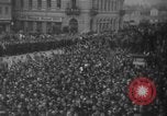 Standbild Hitler in Linz während der deutschen Anschluss Linz Österreich, 1938, aus Sekunde 37 historischem Filmmaterial Videoclip 65675050934