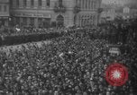 Standbild Hitler in Linz während der deutschen Anschluss Linz Österreich, 1938, aus Sekunde 38 historischem Filmmaterial Videoclip 65675050934