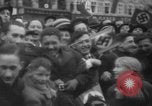 Standbild Hitler in Linz während der deutschen Anschluss Linz Österreich, 1938, aus Sekunde 40 historischem Filmmaterial Videoclip 65675050934