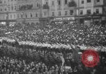 Standbild Hitler in Linz während der deutschen Anschluss Linz Österreich, 1938, aus Sekunde 42 historischem Filmmaterial Videoclip 65675050934