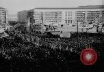 Standbild Parade begrüßt Hitler auf der Rückkehr von Österreich während Anschluss Berlin Deutschland, 1938, aus Sekunde 11 historischem Filmmaterial Videoclip 65675050936