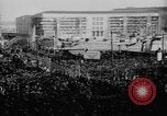 Standbild Parade begrüßt Hitler auf der Rückkehr von Österreich während Anschluss Berlin Deutschland, 1938, aus Sekunde 12 historischem Filmmaterial Videoclip 65675050936