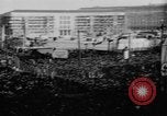 Standbild Parade begrüßt Hitler auf der Rückkehr von Österreich während Anschluss Berlin Deutschland, 1938, aus Sekunde 13 historischem Filmmaterial Videoclip 65675050936
