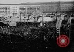 Standbild Parade begrüßt Hitler auf der Rückkehr von Österreich während Anschluss Berlin Deutschland, 1938, aus Sekunde 14 historischem Filmmaterial Videoclip 65675050936