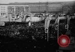 Standbild Parade begrüßt Hitler auf der Rückkehr von Österreich während Anschluss Berlin Deutschland, 1938, aus Sekunde 15 historischem Filmmaterial Videoclip 65675050936