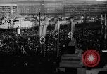 Standbild Parade begrüßt Hitler auf der Rückkehr von Österreich während Anschluss Berlin Deutschland, 1938, aus Sekunde 16 historischem Filmmaterial Videoclip 65675050936
