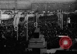 Standbild Parade begrüßt Hitler auf der Rückkehr von Österreich während Anschluss Berlin Deutschland, 1938, aus Sekunde 17 historischem Filmmaterial Videoclip 65675050936