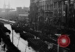 Standbild Parade begrüßt Hitler auf der Rückkehr von Österreich während Anschluss Berlin Deutschland, 1938, aus Sekunde 18 historischem Filmmaterial Videoclip 65675050936