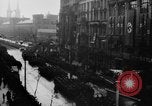Standbild Parade begrüßt Hitler auf der Rückkehr von Österreich während Anschluss Berlin Deutschland, 1938, aus Sekunde 19 historischem Filmmaterial Videoclip 65675050936