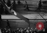 Standbild Parade begrüßt Hitler auf der Rückkehr von Österreich während Anschluss Berlin Deutschland, 1938, aus Sekunde 20 historischem Filmmaterial Videoclip 65675050936