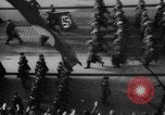 Standbild Parade begrüßt Hitler auf der Rückkehr von Österreich während Anschluss Berlin Deutschland, 1938, aus Sekunde 23 historischem Filmmaterial Videoclip 65675050936