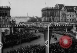 Standbild Parade begrüßt Hitler auf der Rückkehr von Österreich während Anschluss Berlin Deutschland, 1938, aus Sekunde 24 historischem Filmmaterial Videoclip 65675050936