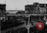 Standbild Parade begrüßt Hitler auf der Rückkehr von Österreich während Anschluss Berlin Deutschland, 1938, aus Sekunde 25 historischem Filmmaterial Videoclip 65675050936