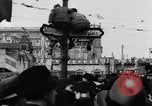 Standbild Parade begrüßt Hitler auf der Rückkehr von Österreich während Anschluss Berlin Deutschland, 1938, aus Sekunde 26 historischem Filmmaterial Videoclip 65675050936