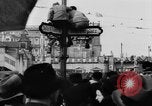 Standbild Parade begrüßt Hitler auf der Rückkehr von Österreich während Anschluss Berlin Deutschland, 1938, aus Sekunde 27 historischem Filmmaterial Videoclip 65675050936
