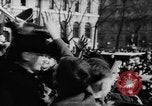 Standbild Parade begrüßt Hitler auf der Rückkehr von Österreich während Anschluss Berlin Deutschland, 1938, aus Sekunde 28 historischem Filmmaterial Videoclip 65675050936