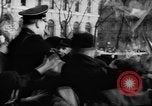 Standbild Parade begrüßt Hitler auf der Rückkehr von Österreich während Anschluss Berlin Deutschland, 1938, aus Sekunde 29 historischem Filmmaterial Videoclip 65675050936