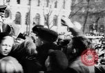 Standbild Parade begrüßt Hitler auf der Rückkehr von Österreich während Anschluss Berlin Deutschland, 1938, aus Sekunde 30 historischem Filmmaterial Videoclip 65675050936