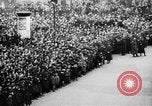 Standbild Parade begrüßt Hitler auf der Rückkehr von Österreich während Anschluss Berlin Deutschland, 1938, aus Sekunde 32 historischem Filmmaterial Videoclip 65675050936