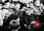 Standbild Parade begrüßt Hitler auf der Rückkehr von Österreich während Anschluss Berlin Deutschland, 1938, aus Sekunde 33 historischem Filmmaterial Videoclip 65675050936