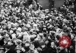 Standbild Parade begrüßt Hitler auf der Rückkehr von Österreich während Anschluss Berlin Deutschland, 1938, aus Sekunde 34 historischem Filmmaterial Videoclip 65675050936
