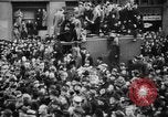 Standbild Parade begrüßt Hitler auf der Rückkehr von Österreich während Anschluss Berlin Deutschland, 1938, aus Sekunde 36 historischem Filmmaterial Videoclip 65675050936