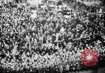 Standbild Parade begrüßt Hitler auf der Rückkehr von Österreich während Anschluss Berlin Deutschland, 1938, aus Sekunde 37 historischem Filmmaterial Videoclip 65675050936