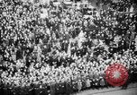 Standbild Parade begrüßt Hitler auf der Rückkehr von Österreich während Anschluss Berlin Deutschland, 1938, aus Sekunde 38 historischem Filmmaterial Videoclip 65675050936