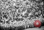Standbild Parade begrüßt Hitler auf der Rückkehr von Österreich während Anschluss Berlin Deutschland, 1938, aus Sekunde 39 historischem Filmmaterial Videoclip 65675050936
