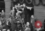 Standbild Parade begrüßt Hitler auf der Rückkehr von Österreich während Anschluss Berlin Deutschland, 1938, aus Sekunde 42 historischem Filmmaterial Videoclip 65675050936